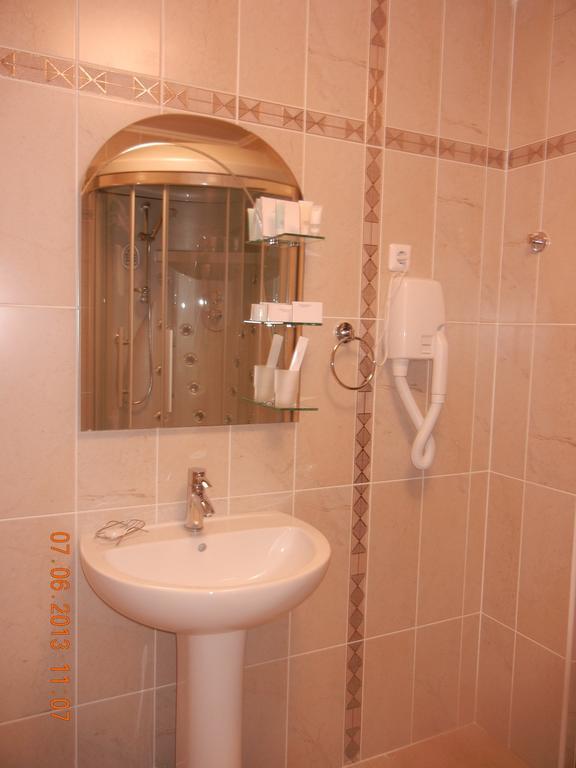 Mereke Hotel Ustʼ-Kamenogorsk Habitación foto